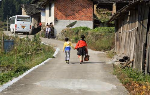 母親執意跟著窮女兒過,她拿出的東西,女兒紅了眼眶