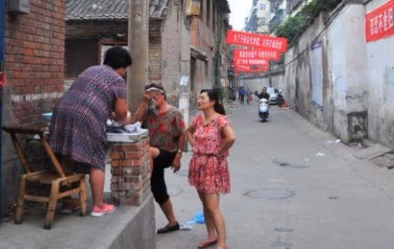 母親執意跟著窮女兒過,她拿出的東西,女兒紅了眼眶