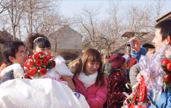 婚後住婆家,忘給婆婆交話費,老公怒斥,婆婆卻誇我好媳婦