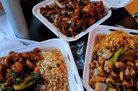 小叔子帶女友來家小住,我下班晚沒做飯,他把我推出門外,傻眼了