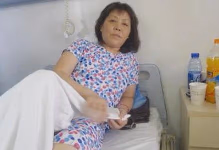 母親生病姐夫送來20萬,提及姐姐,姐夫使個眼色,我笑著轉移話題