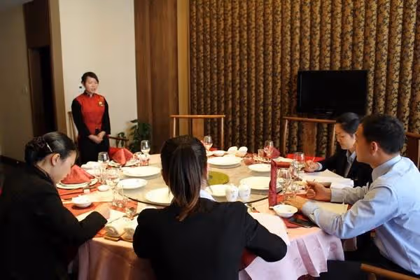 去女兒家看她,我做好蝦女婿不吃,看到女兒舉動,我掀了桌子