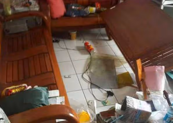 女兒搬新家接父親來享福,出差回來看到滿地行李,他把家砸了