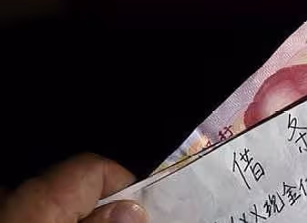 借了弟弟十萬塊錢去還,弟媳熱情招待,臨走讓我打包飯菜,我淚目