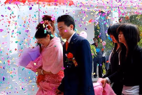 兒媳生下雙胞胎女兒,婆婆送來500塊錢和一個鞋盒,打開後她淚目