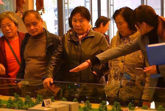 小舅子再婚,我送他套房,爸媽上門來鬧,我笑著送他們回老家