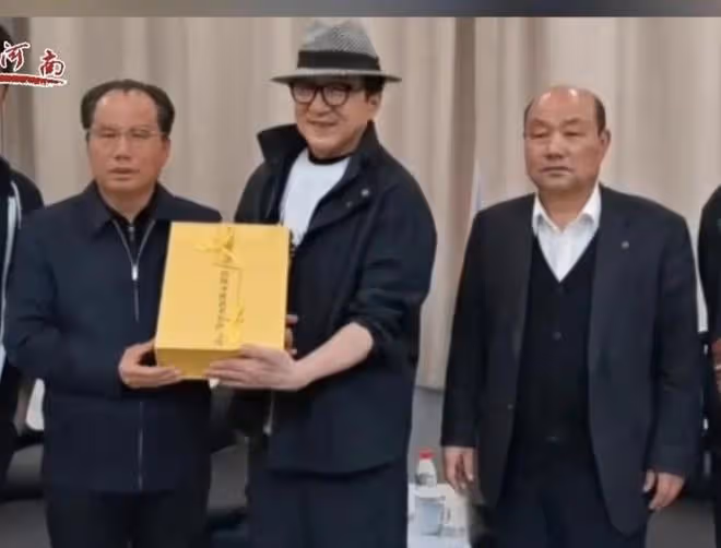 68歲成龍現身河南某武校，彎腰駝背走路踉蹌，三萬學子展示少林功
