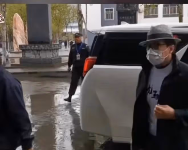 68歲成龍現身河南某武校，彎腰駝背走路踉蹌，三萬學子展示少林功