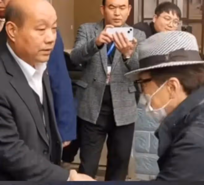 68歲成龍現身河南某武校，彎腰駝背走路踉蹌，三萬學子展示少林功