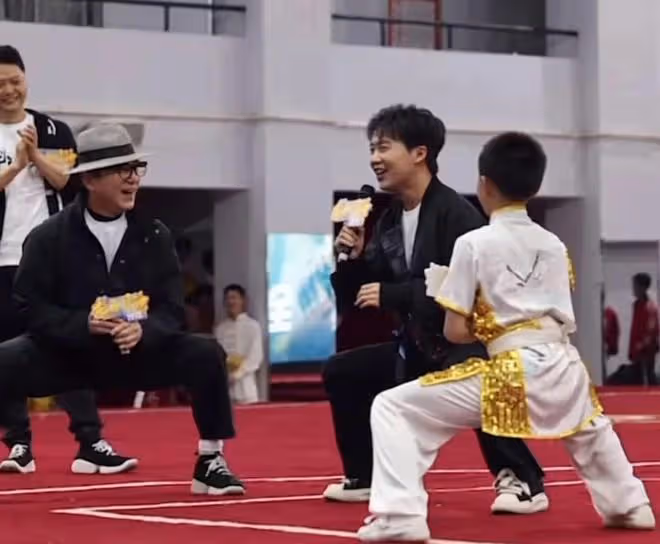 68歲成龍現身河南某武校，彎腰駝背走路踉蹌，三萬學子展示少林功
