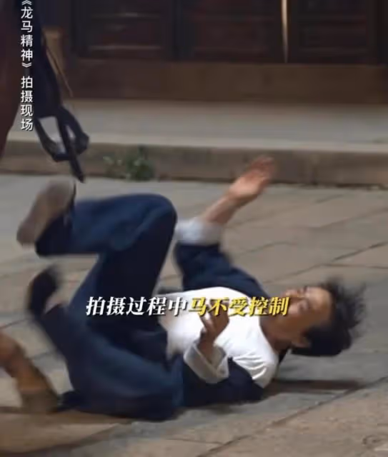 68歲成龍現身河南某武校，彎腰駝背走路踉蹌，三萬學子展示少林功