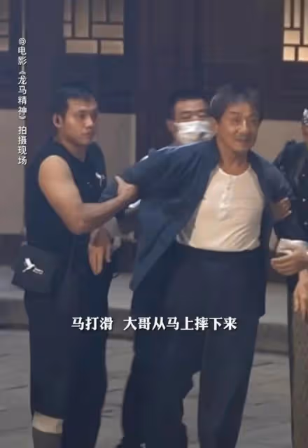 68歲成龍現身河南某武校，彎腰駝背走路踉蹌，三萬學子展示少林功