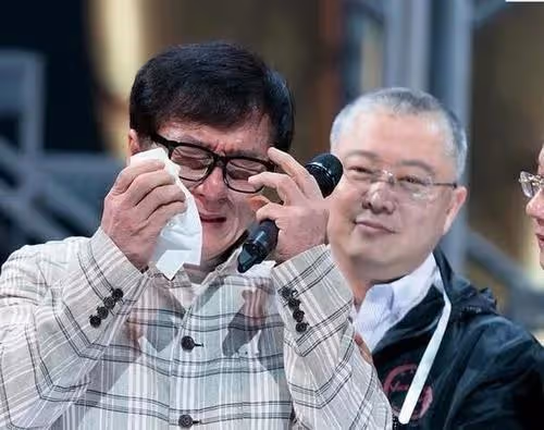 68歲成龍現身河南某武校,彎腰駝背走路踉蹌,三萬學子展示少林功