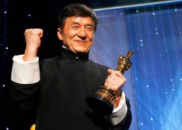 68歲成龍現身河南某武校,彎腰駝背走路踉蹌,三萬學子展示少林功