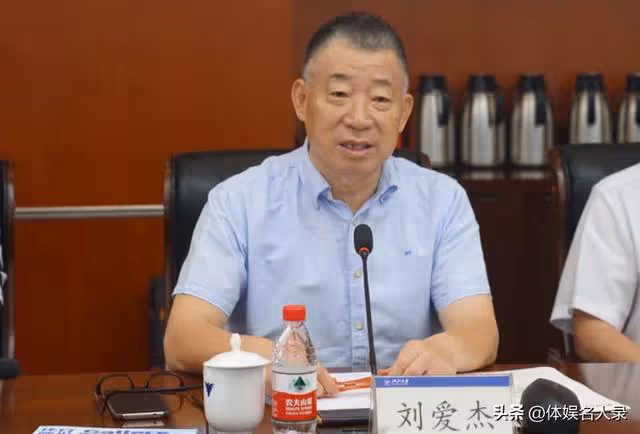用80萬換退休？前足協主席曝醜聞，李鐵被抓軟肋剃光頭，全交代了