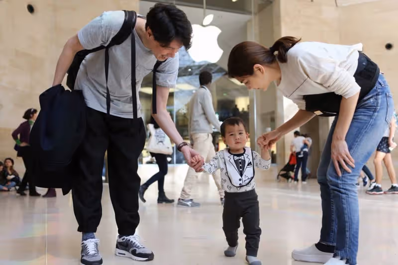 Ella一家三口清明返台，奪初舞台頭名心情佳，賴斯翔抱娃當小跟班