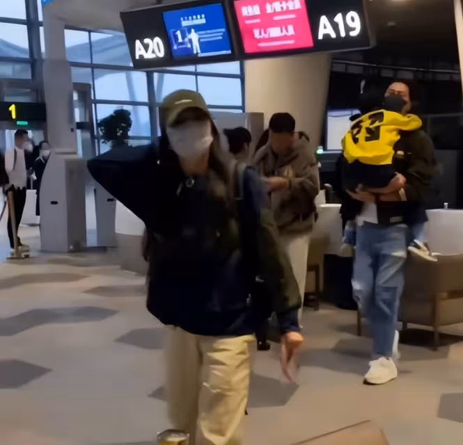 Ella一家三口清明返台，奪初舞台頭名心情佳，賴斯翔抱娃當小跟班