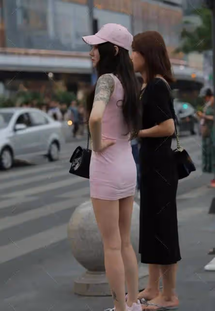 粉色包臀短裙搭配粉色運動鞋，一身粉的穿搭，更顯粉嫩可愛