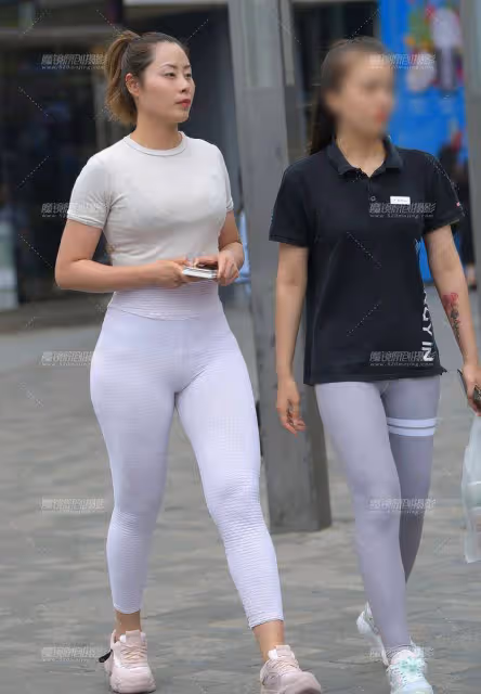 很少見的緊身白色瑜伽褲，豐臀背後一根縫隙很性感，你有心動嗎？