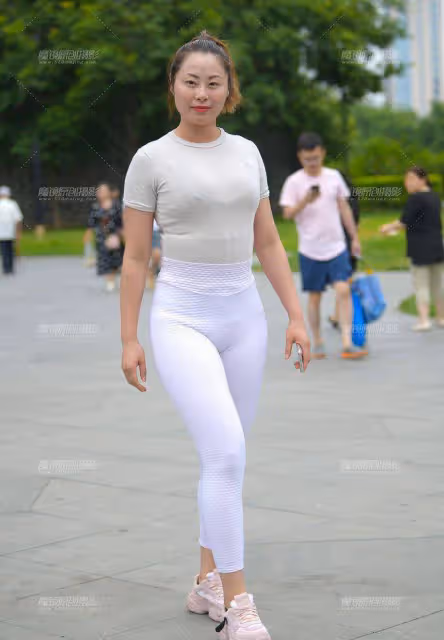 很少見的緊身白色瑜伽褲，豐臀背後一根縫隙很性感，你有心動嗎？