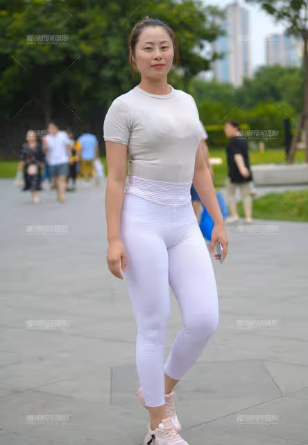 很少見的緊身白色瑜伽褲，豐臀背後一根縫隙很性感，你有心動嗎？