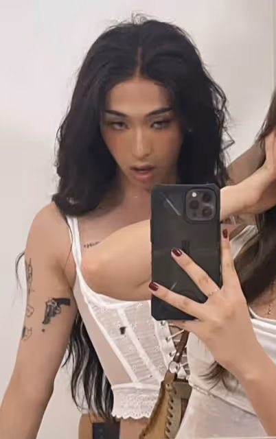 伊能靜兒子再曬女裝照,穿弔帶嫵媚出鏡,為女孩慶生表白稱我愛你