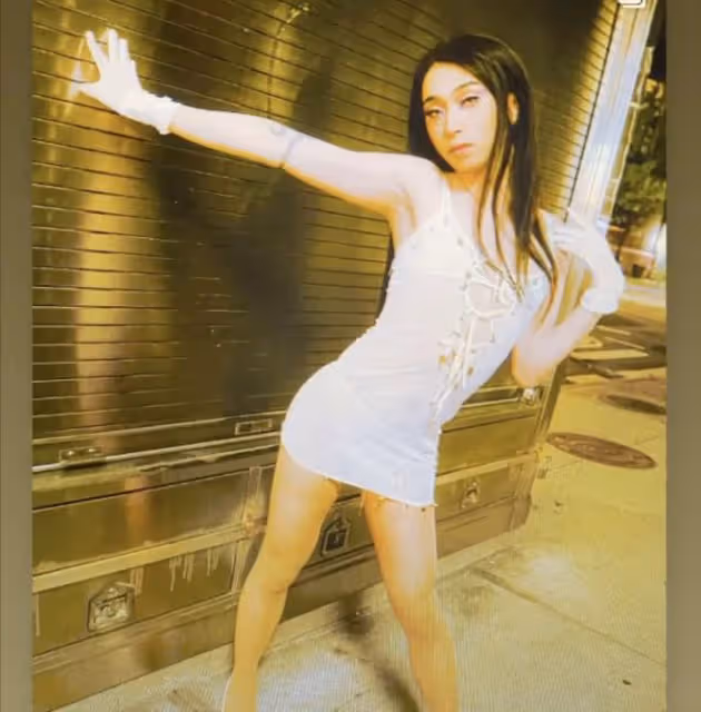 伊能靜兒子再曬女裝照,穿弔帶嫵媚出鏡,為女孩慶生表白稱我愛你