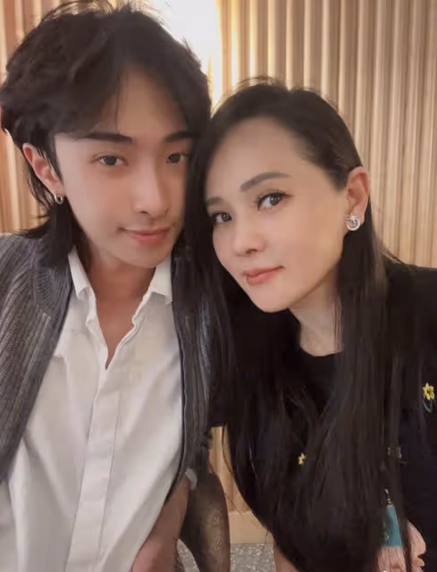 伊能靜兒子再曬女裝照,穿弔帶嫵媚出鏡,為女孩慶生表白稱我愛你