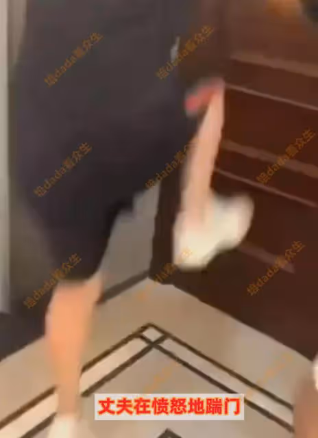 妻子裹浴巾與兩男同事嬉鬧,紙團散落一地,向丈夫解釋三人鬥地主