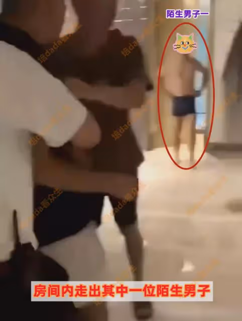 妻子裹浴巾與兩男同事嬉鬧,紙團散落一地,向丈夫解釋三人鬥地主