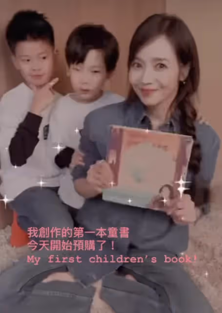 周杰倫前女友侯佩岑出童書,攜倆兒子做宣傳,弟弟罕見出鏡顏值不及哥