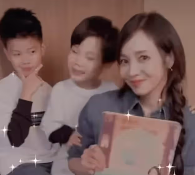 周杰倫前女友侯佩岑出童書,攜倆兒子做宣傳,弟弟罕見出鏡顏值不及哥
