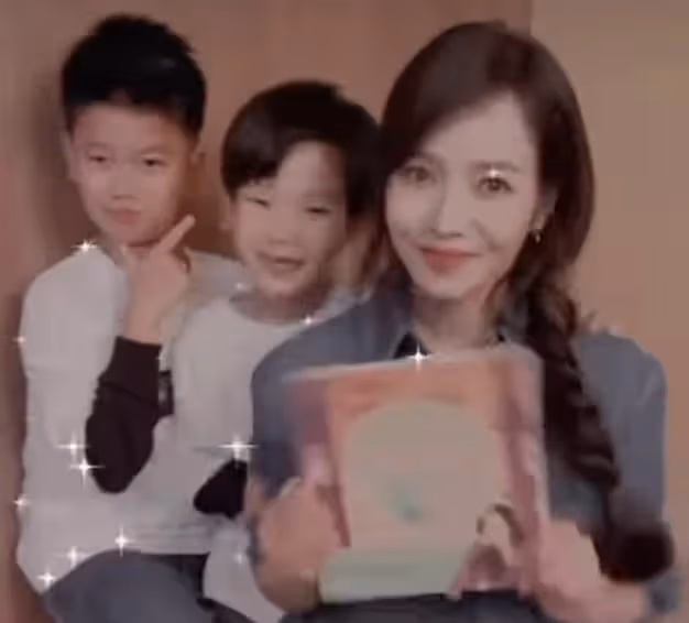 周杰倫前女友侯佩岑出童書,攜倆兒子做宣傳,弟弟罕見出鏡顏值不及哥