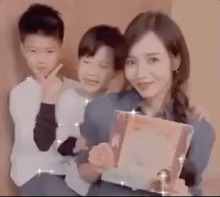 周杰倫前女友侯佩岑出童書,攜倆兒子做宣傳,弟弟罕見出鏡顏值不及哥