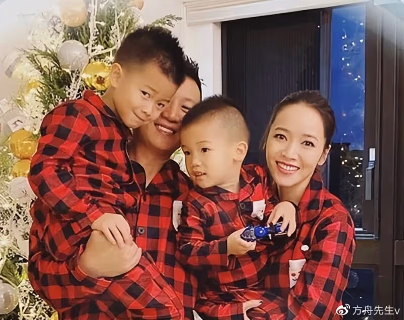 周杰倫前女友侯佩岑出童書,攜倆兒子做宣傳,弟弟罕見出鏡顏值不及哥