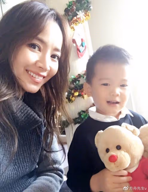 周杰倫前女友侯佩岑出童書,攜倆兒子做宣傳,弟弟罕見出鏡顏值不及哥