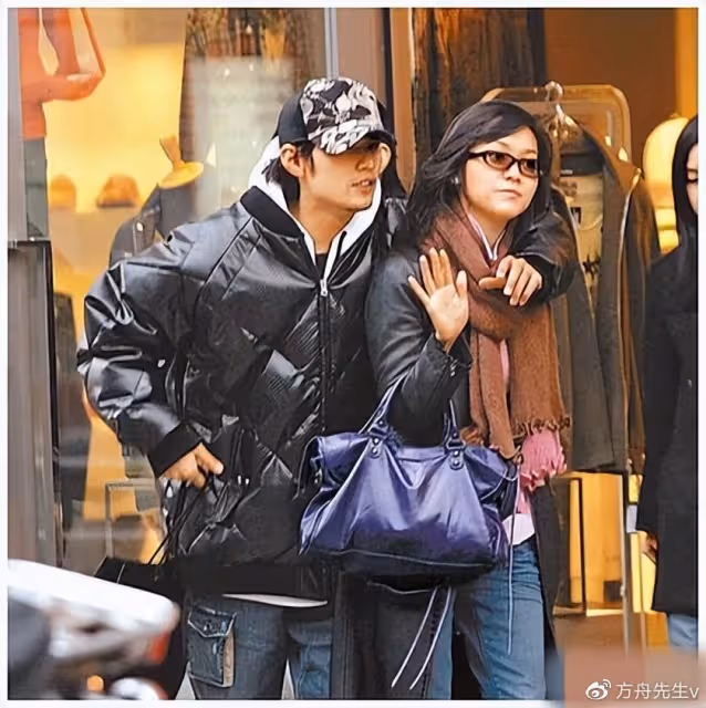周杰倫前女友侯佩岑出童書,攜倆兒子做宣傳,弟弟罕見出鏡顏值不及哥