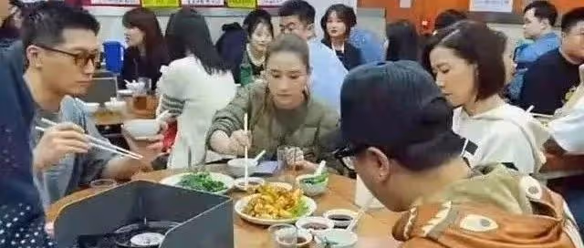 何超蓮竇驍和佘詩曼聚餐！擠人均50元蒼蠅小館，男方儀態似小老頭