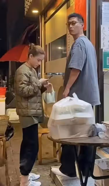 何超蓮竇驍和佘詩曼聚餐！擠人均50元蒼蠅小館，男方儀態似小老頭