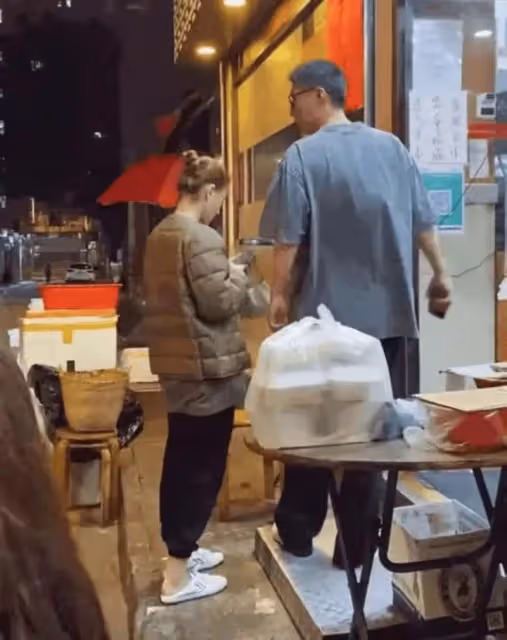 何超蓮竇驍和佘詩曼聚餐！擠人均50元蒼蠅小館，男方儀態似小老頭