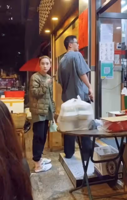 何超蓮竇驍和佘詩曼聚餐！擠人均50元蒼蠅小館，男方儀態似小老頭