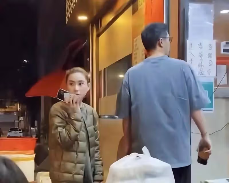 何超蓮竇驍和佘詩曼聚餐！擠人均50元蒼蠅小館，男方儀態似小老頭