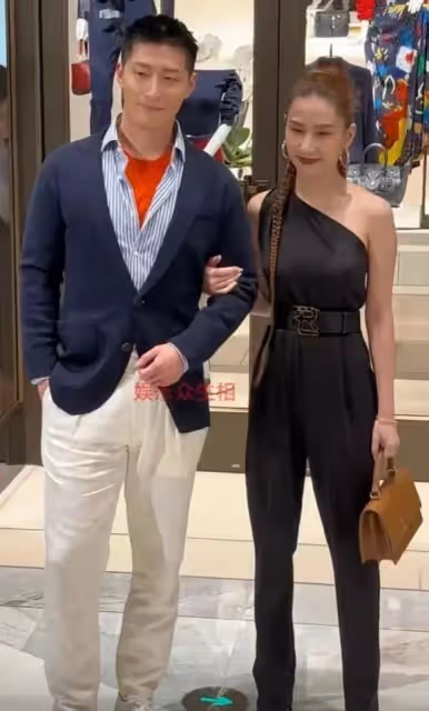 何超蓮竇驍和佘詩曼聚餐！擠人均50元蒼蠅小館，男方儀態似小老頭