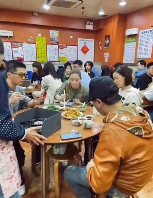何超蓮竇驍和佘詩曼聚餐!擠人均50元蒼蠅小館,男方儀態似小老頭