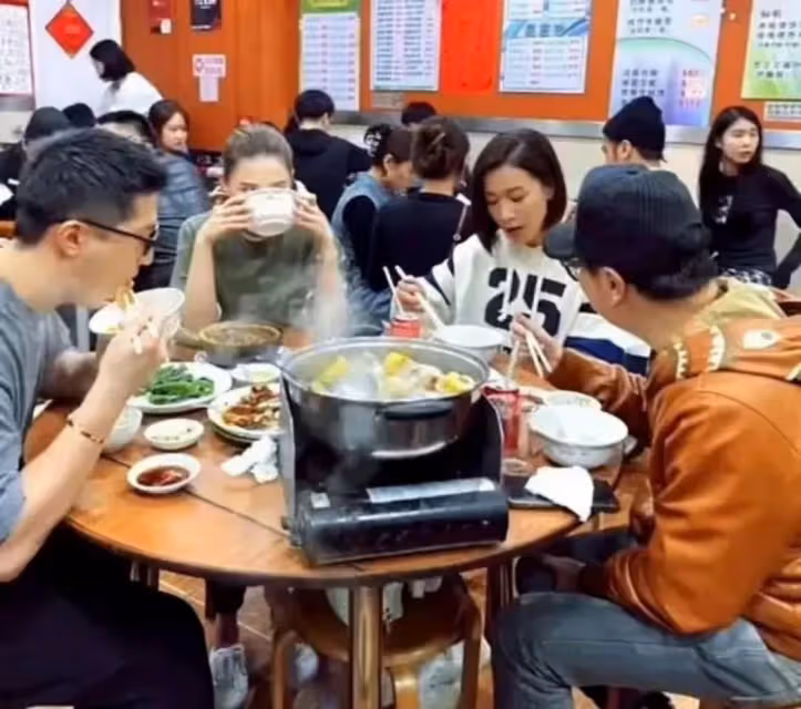 何超蓮竇驍和佘詩曼聚餐!擠人均50元蒼蠅小館,男方儀態似小老頭