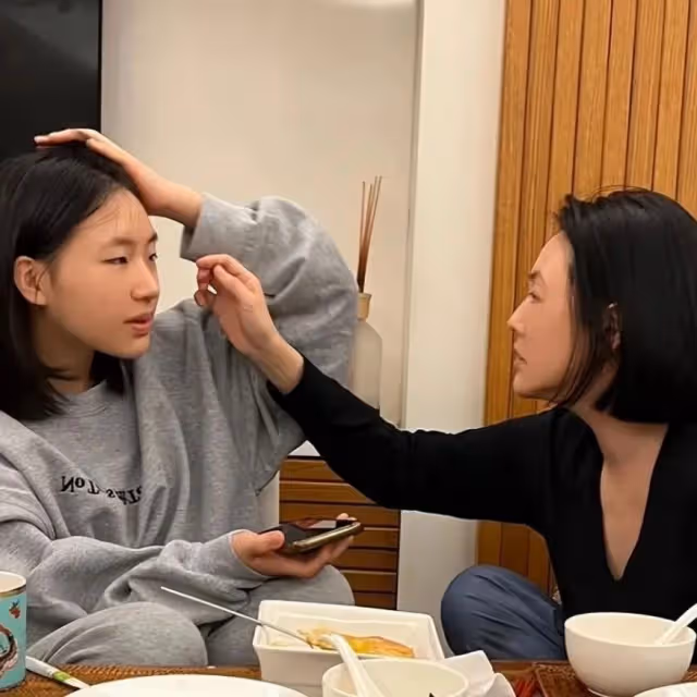小S曬用餐照引差評，李敖女兒斥其教壞女兒，盛讚汪小菲不會如此