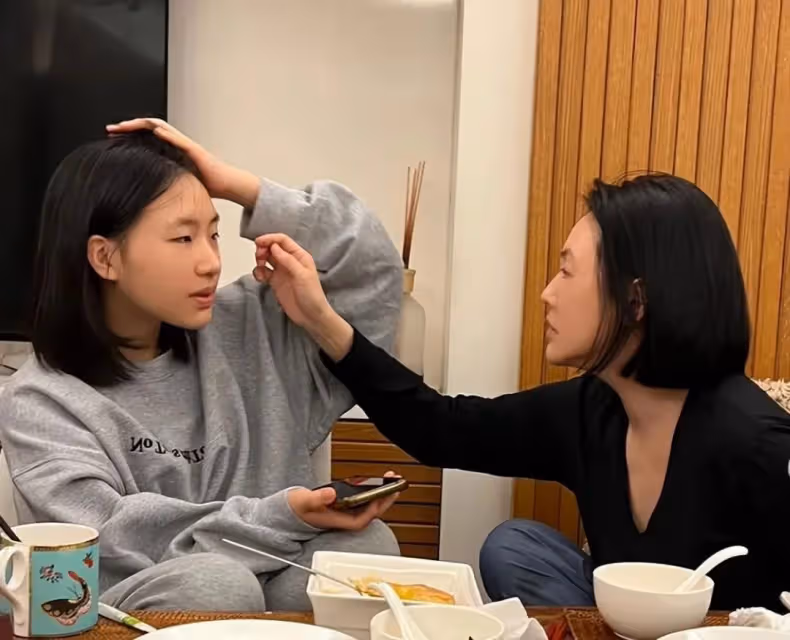 小S曬用餐照引差評,李敖女兒斥其教壞女兒,盛讚汪小菲不會如此