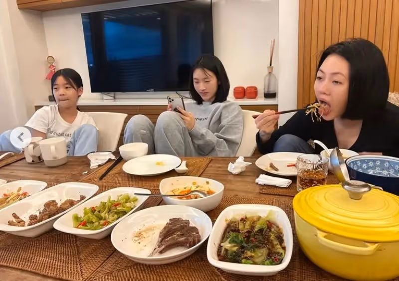 小S曬用餐照引差評,李敖女兒斥其教壞女兒,盛讚汪小菲不會如此
