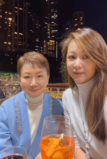 王羽病逝1周年!王馨平曬黑白照悼念亡父,舅舅曾江也在同月去世