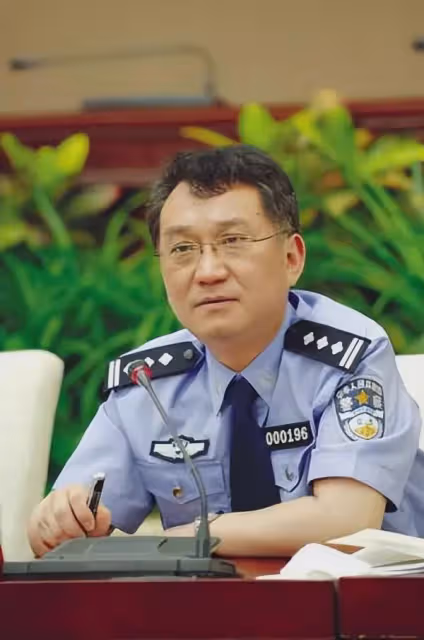暴戾局長:一巴掌扇斷副局長牙齒,逼迫女警發生關係,貪腐1800萬